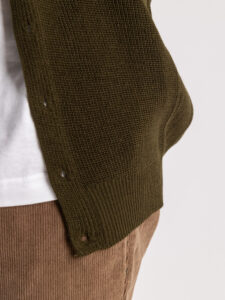 Gilet sciallato in maglia con bottoni SER834 Verde5
