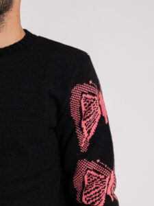 Maglione girocollo con stampa farfalla sul dietro e sulle maniche 7100 nero (5)