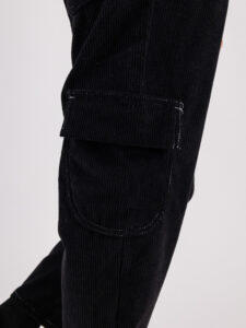 Pantalone cargo morbido in velluto con coulisse in vita e tasconi laterali BLKS2020 Nero (5)