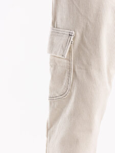 Pantalone cargo morbido in velluto con coulisse in vita e tasconi laterali BLKS2020 Panna (6)