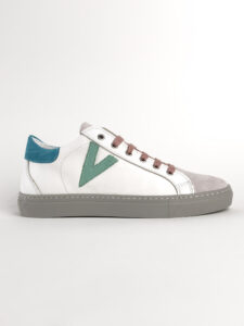 V2 Sneakers a suola bassa in pelle bianca con V a contrasto e tallone in camoscio azzurro SUBIV2 Verde1