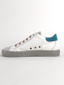 V2 Sneakers a suola bassa in pelle bianca con V a contrasto e tallone in camoscio azzurro SUBIV2 Verde2