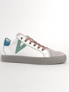 V2 Sneakers a suola bassa in pelle bianca con V a contrasto e tallone in camoscio azzurro SUBIV2 Verde3