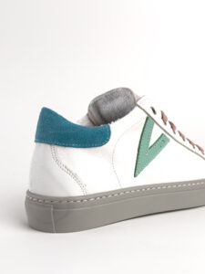 V2 Sneakers a suola bassa in pelle bianca con V a contrasto e tallone in camoscio azzurro SUBIV2 Verde4