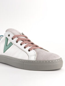 V2 Sneakers a suola bassa in pelle bianca con V a contrasto e tallone in camoscio azzurro SUBIV2 Verde5