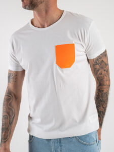 V2 T-shirt basica con taschino arancio fluo TUBI Bianca (2)