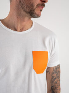 V2 T-shirt basica con taschino arancio fluo TUBI Bianca (3)