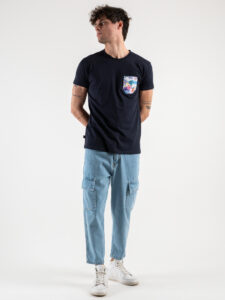 V2 T-shirt basica con taschino floreale bianco TUBLY Navy (2)