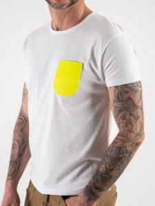 V2 T-shirt basica con taschino giallo fluo TUBI Bianca (4)