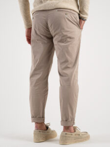 BERNA Pantalone chinos in cotone leggero 243217 Noce (1)