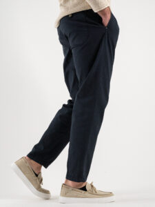 BERNA Pantalone cropped morbido con pinces in cotone leggero 243404 Blu (5)