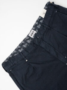 BERNA Pantalone cropped morbido con pinces in cotone leggero 243404 Blu (6)