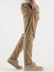 BERNA Pantalone cropped morbido con pinces in cotone leggero 243404 Coloniale (4)