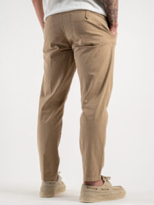 BERNA Pantalone cropped morbido con pinces in cotone leggero 243404 Coloniale (5)