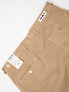 BERNA Pantalone cropped morbido con pinces in cotone leggero 243404 Coloniale (6)