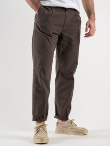 BERNA Pantalone cropped morbido con pinces in cotone leggero 243404 Moro (1)
