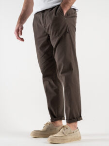 BERNA Pantalone cropped morbido con pinces in cotone leggero 243404 Moro (2)