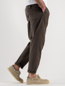 BERNA Pantalone cropped morbido con pinces in cotone leggero 243404 Moro (4)