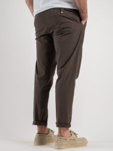 BERNA Pantalone cropped morbido con pinces in cotone leggero 243404 Moro (5)