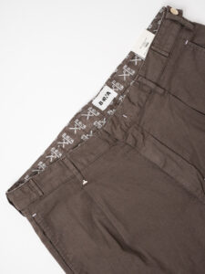 BERNA Pantalone cropped morbido con pinces in cotone leggero 243404 Moro (8)