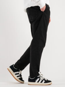 BERNA Pantalone cropped morbido con pinces in cotone leggero 243404 Nero (4)