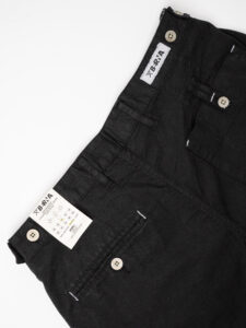 BERNA Pantalone cropped morbido con pinces in cotone leggero 243404 Nero (5)