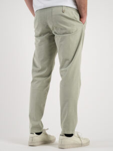 BERNA Pantalone cropped morbido con pinces in cotone leggero 243404 Salvia (1)