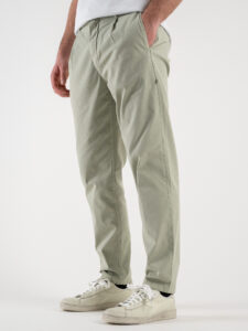 BERNA Pantalone cropped morbido con pinces in cotone leggero 243404 Salvia (3)
