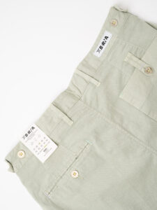 BERNA Pantalone cropped morbido con pinces in cotone leggero 243404 Salvia (5)