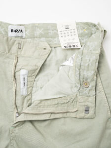 BERNA Pantalone cropped morbido con pinces in cotone leggero 243404 Salvia (6)