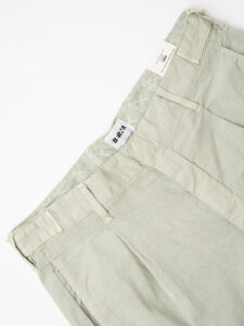 BERNA Pantalone cropped morbido con pinces in cotone leggero 243404 Salvia (7)