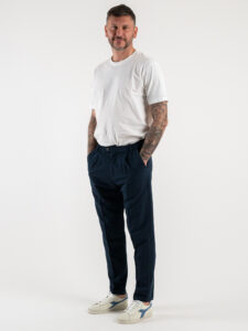 ESTASI Pantalone chino leggero e morbido con elastico e bottone in vita BARCELLONA EST Blu (2)