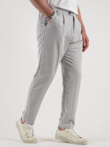 ESTASI Pantalone chino leggero e morbido con elastico e bottone in vita BARCELLONA EST Grigio Chiaro (3)