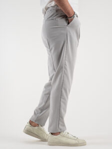 ESTASI Pantalone chino leggero e morbido con elastico e bottone in vita BARCELLONA EST Grigio Chiaro (4)