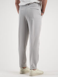 ESTASI Pantalone chino leggero e morbido con elastico e bottone in vita BARCELLONA EST Grigio Chiaro (5)