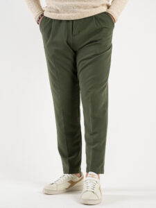 ESTASI Pantalone chino leggero e morbido con elastico e bottone in vita BARCELLONA EST Militare (1)
