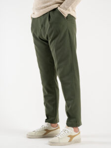 ESTASI Pantalone chino leggero e morbido con elastico e bottone in vita BARCELLONA EST Militare (2)