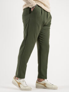 ESTASI Pantalone chino leggero e morbido con elastico e bottone in vita BARCELLONA EST Militare (3)