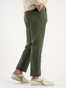 ESTASI Pantalone chino leggero e morbido con elastico e bottone in vita BARCELLONA EST Militare (4)