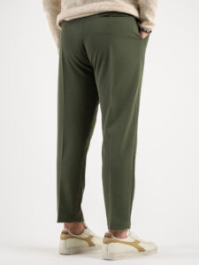 ESTASI Pantalone chino leggero e morbido con elastico e bottone in vita BARCELLONA EST Militare (5)