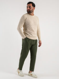 ESTASI Pantalone chino leggero e morbido con elastico e bottone in vita BARCELLONA EST Militare (6)