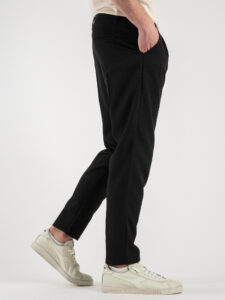 ESTASI Pantalone chino leggero e morbido con elastico e bottone in vita BARCELLONA EST Nero (4)