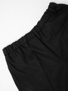 ESTASI Pantalone chino leggero e morbido con elastico e bottone in vita BARCELLONA EST Nero (6)
