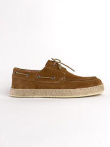 V2 Scarpa modello barca in camoscio con lacci in corda beige MOCRD Cuoio1