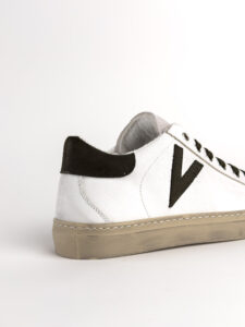 V2 Sneakers in pelle bianca con V verde a contrasto e tallone in camoscio verde SUBIV2 Verde2