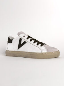 V2 Sneakers in pelle bianca con V verde a contrasto e tallone in camoscio verde SUBIV2 Verde3