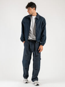 Coordinato in denim leggero ed elastico, con giacchetta crop e pantalone loose cargo KYOTO2