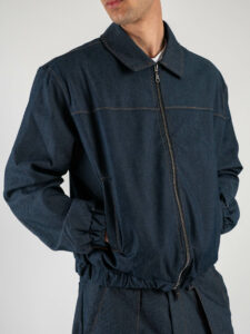 Coordinato in denim leggero ed elastico, con giacchetta crop e pantalone loose cargo KYOTO3