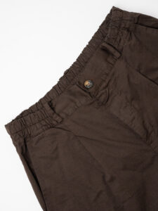 ESTASI Pantalone chino leggero con pinces ed elastico in vita BECKHAM EST Caffè (2)