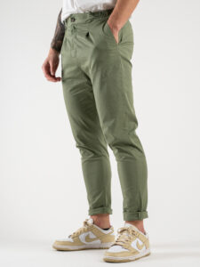ESTASI Pantalone chino leggero con pinces ed elastico in vita BECKHAM EST Salvia (5)